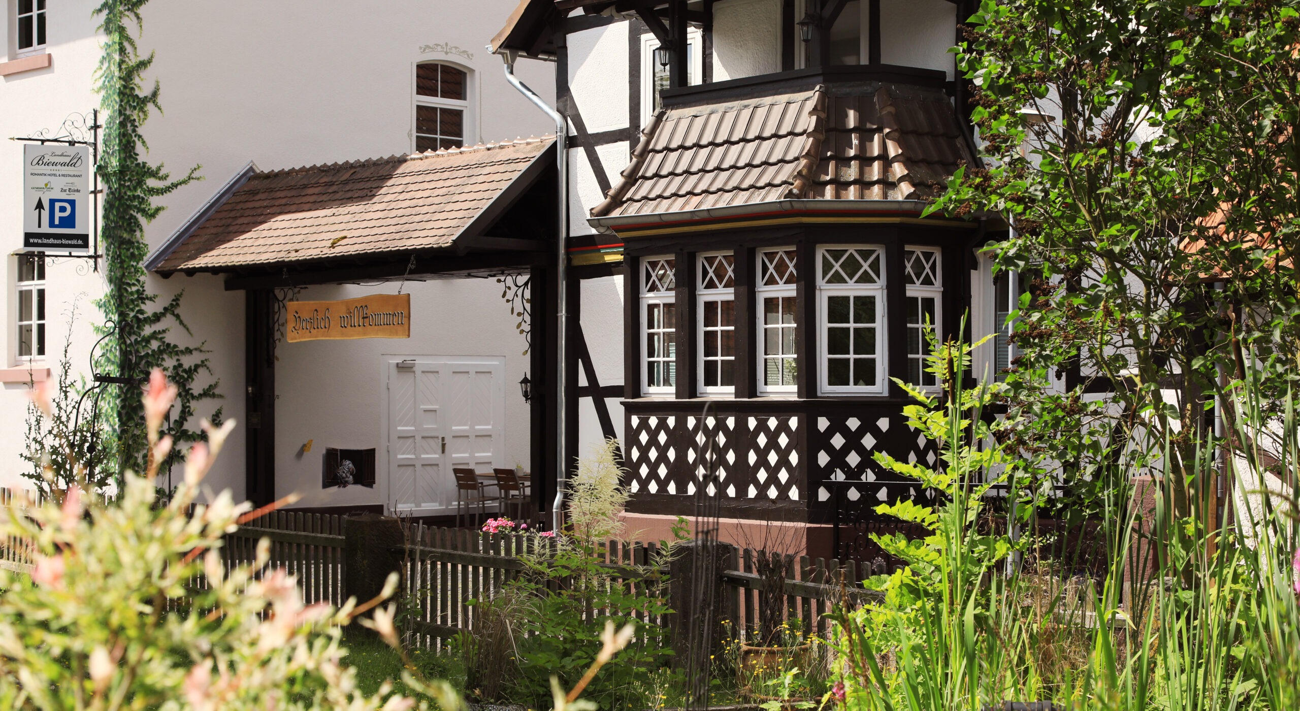 Fassade Einfahrt Schild neu